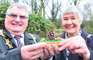 Tam O'Shanter's celebrates 25 years - Mayor Jennings and Cllr Denise Roberts collect the pine cone 'rent'